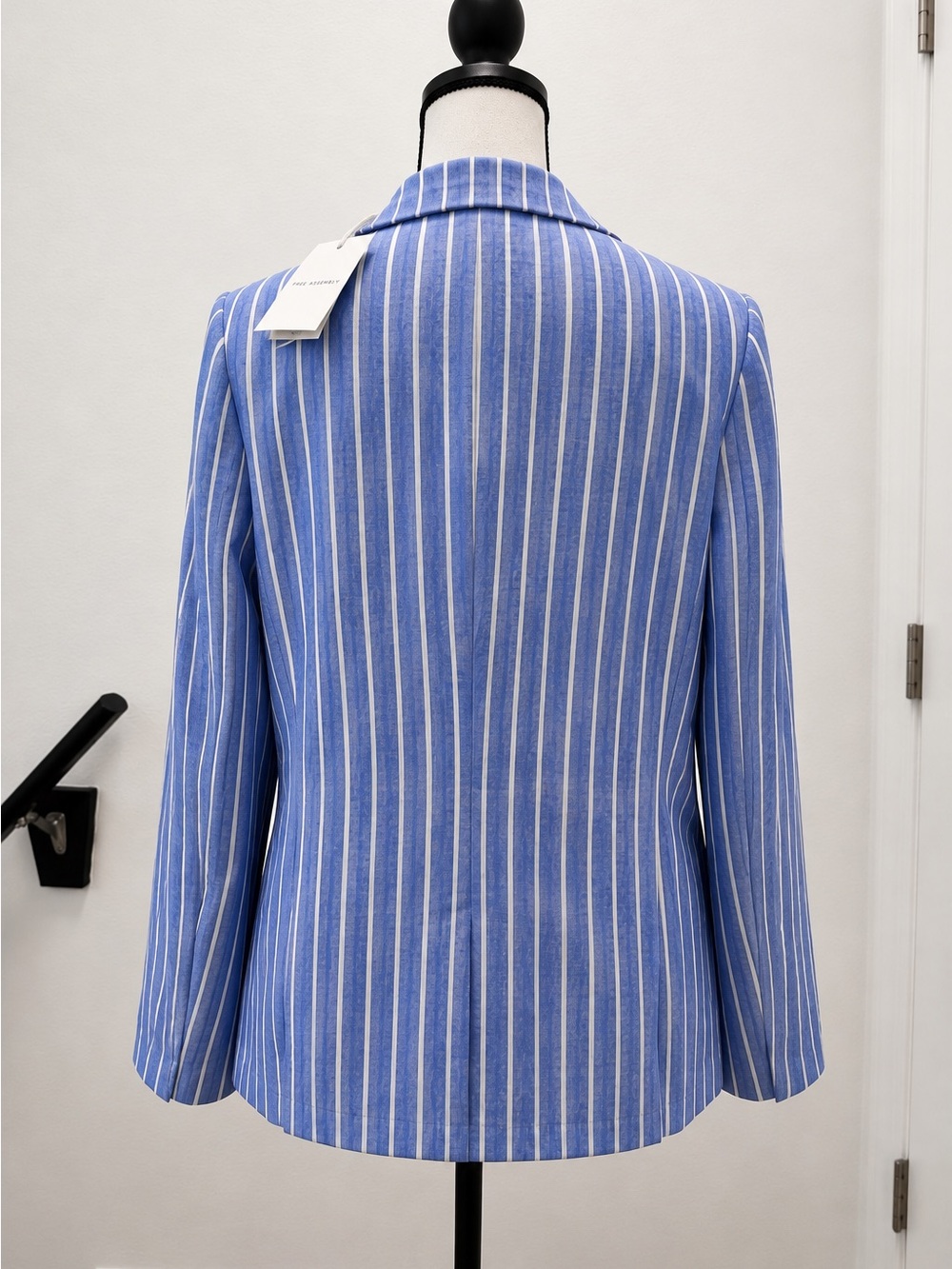 Free Assembly Blue Stripe Linen Blend Blazer – Size M - Picture 2 of 13